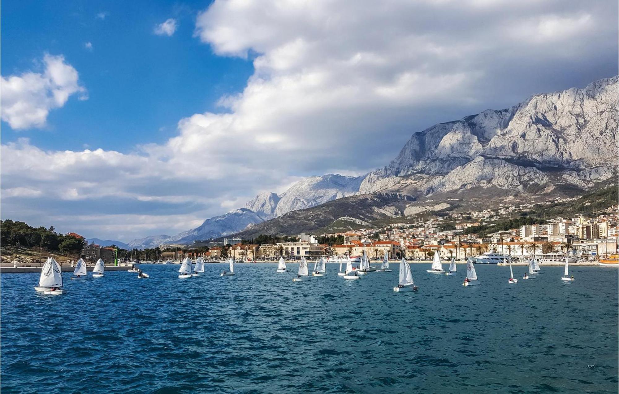 Lovely Apartment In Makarska With Kitchenette Exterior photo