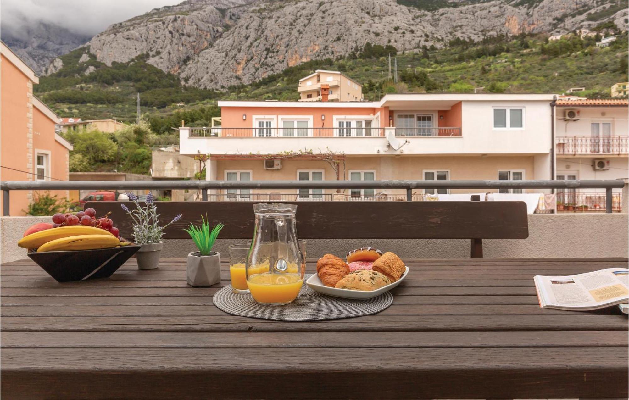 Lovely Apartment In Makarska With Kitchenette Exterior photo